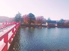 赤い橋がきれいです。
この橋は渡れないようでした。