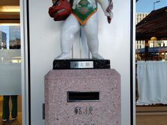 金沢駅の西口を出てすぐ左側に陶器で作られた金太郎のような人形の乗った不思議な姿のポストがあります。
郵太郎ポストと言われたこのポストは68年前の昭和29年4月、国金沢駅舎の落成を記念に設置された金沢の伝統工芸を代表する加賀人形をモチーフに、金沢出身の彫刻家・長谷川八十さんが製作した人形をのせたポストなんだとか。