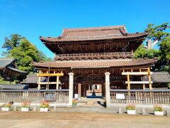 2日目は最初に世界遺産の五箇山の合掌造りを見に行ったあとは河北潟のひまわり村と能登半島をドライブして能登金剛の絶景を見た後、氣多大社と大本山総持寺祖院の参拝。時間があれば白米千枚田まで。そんな予定を立てています。五箇山に向かう途中立派な山門のあるお寺を発見し寄り道します。