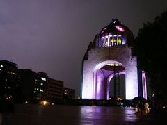 ナイトスポットは革命記念塔／国立革命博物館 Monument to the Revolution周辺に多いです。私が宿泊したホテルもこの近くです。丁度夕立があり雷が光った瞬間を撮った写真、雷のラインは撮れませんでしたが。ゆっくりとした8日間の滞在を終えます。