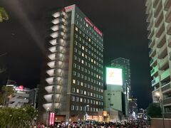 どぎつい青のネオンサインで有名なあの東横インですら、ズムスタ前は赤いネオン