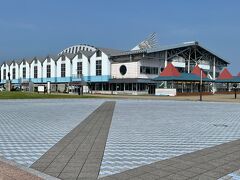 能登食祭市場に到着。
まだ開店時間前で閉まってる。