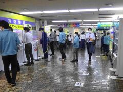 　12:23 安くてボリュ－ムがあり結構美味しいと評判の札幌市役所の地下食堂に到着。予定では11:30頃に来る予定でしたが12:00頃になったため、先に時計台を見学してきましたが、まだ結構混んでいました。営業時間は10時～18時で平日のみの営業ですが、年中営業しています。　なお市役所の食堂は、職員以外の一般人も利用すことは可能です。
　学食・職員食堂歴35年以上の私は、食べなれていることもあるうえ地域の名物料理もあったりするので、全国の職員食堂などはたびたび利用させていただいています。