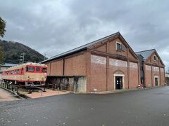 金崎宮へ行くには赤レンガの倉庫をぐるっと回って行かなければならないようです。

あら、倉庫の横に電車が止まっている。
さすが鉄道の町。
