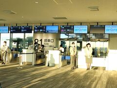 福岡空港で17:05発の五島福江空港行きNH4915便に乗り継ぎます