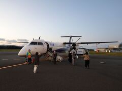 福江空港に到着しました。
プロペラ機なので皆さん記念写真を撮ってます。
