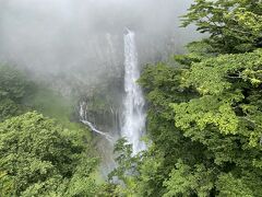 華厳ノ滝は上から無料で観れますが、岩山をくり抜いて作った華厳ノ滝エレベータ（有料）往復：大人570円、小学生340円）を使って下まで降りると華厳の滝の全貌が見える観爆台スポットまで行けます！
華厳ノ滝は中禅寺湖の水が、高さ９７メートルの高さから一気に流れ落ちる豪快さ！
エレベーターで行ける観爆台から間近で見る滝つぼは迫力満点。爆音とともに水しぶきが弾ける豪快な姿が見られます。
初夏の猛暑の日に訪問したのでマイナスイオンを浴びて気持ちが良く！
華厳の滝からパワーをもらいました！