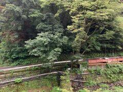 ポーラ美術館、平塚市美術館訪問の箱根一泊旅の2日目の朝。まずは窓からの眺めです。

目の前に川があるけれど、決して良い景観とまでは言えないレベルです。