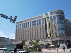 駅前には大丸というおおきな百貨店もあります。