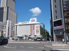 そしてエスタという商業施設も。駅前の様子です。札幌は大都市だけど車道も幅広です。