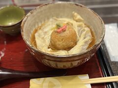 蓮根まんじゅう湯葉あんかけ蕎麦を注文。
冷房が効き過ぎて冷えた身体に熱い出汁が沁みます。