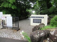 最後の観光地は、宮沢賢治記念館。これまで花巻では、観光地でもそれほど大勢の人を見かけませんでしたが、ここは駐車場からいっぱい。花巻のトップクラスの観光地です。そのほかで人が多かったのは、観光地というよりも地元の方も利用するところです