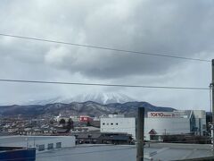 新幹線はどんどん北上し盛岡
まできました
盛岡と言えば岩手山です
標高2.037mの富士山の様な
美しい形の山です
この日は残念ながら山頂は雲の中でした