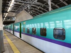 弁当を食べたり、景色を見ながら
写真を撮ったりと新幹線の旅を
楽しみながら八戸に到着です