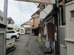 これまた昭和な感じの看板が出ているのでどんなお店か確認しましたが、民家があるだけでした。たぶん民家でやってる食堂