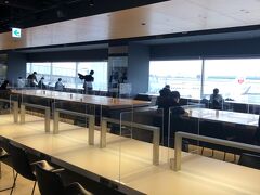 羽田空港・第1ターミナル、保安検査後のエリアにある、クレジットカードラウンジです。おしゃれで広々としています。