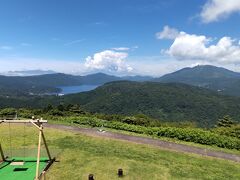 熱海から湯河原を越え箱根地区に入りました。
大観山展望台です。
芦ノ湖は見えてますが、その向こうの富士山は雲がかかっています。