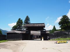 芦ノ湖畔にある箱根関所に入ります。
車の場合は手前の「旅物語館　駐車場」が無料で便利かと思います。