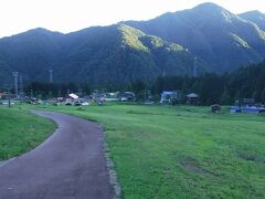 二日目
天気もよく絶好の「鍬崎(くわさき)山」トレッキング日和です。
「立山山麓家族旅行村標高480m地点」を05:30に出て「あわすのスキー場」が登山口となります。
