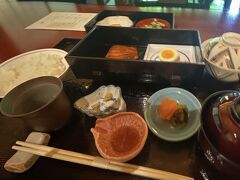 和食の御用邸菊華荘に行った同行者から、和食の朝食の写真が送られてきました。