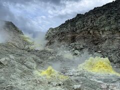 硫黄山

日本にこんなところあるんだ……と思ったら、世界的にも珍しい山のよう。
今後、北海道行かれる方にオススメしたい。