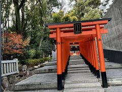 北野坂をずっと下って生田神社までやってきた。
神戸の地名のもととなったのがこの神社。
由緒を見ると神功皇后にまで溯る古社だ。