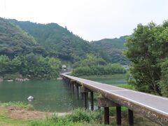 朝食も済ませたし、天気も下り気味。
ならば早めにチェックアウトして、雨にやられる前に行けるところまで進んでしまおう！
という事で、８時過ぎに出発。
４日目の行程は、幾つか立ち寄り観光しながら愛媛に向かうスケジュール。

最初に立ち寄ったのはこちら。
名越屋沈下橋。
”なごやちんかばし”と読みます。