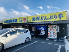 めんたいパークの中で食べられるメニューが売り切れちゃっていたので、他のところを探すことにしました。少し神社側に進んで海の幸を食べれるお店が並んでいます。