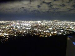 17:50 藻岩山ロープウェイに到着。山頂で日本新三大夜景を見て感動。