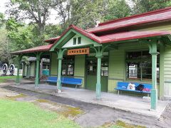 橋を渡ると、旧神居古潭駅。

北側に山を貫くトンネルができるまで、実際に使われていた駅です。