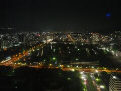 初日宿泊したホテル「リーガロイヤルホテル広島」の部屋から見た夜景。
リーガロイヤルっていうと、否応なしに大阪のホテルが脳裏に浮かぶので、広島でそれなりの金額で泊まれるという事であれば泊まらない理由はありません。

チェックイン時、当初予定の部屋から上層階に変更したとの話を聞き、ほくそ笑む小市民の私。