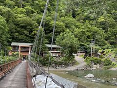 新穂高温泉まで移動し、これから行く日帰り温泉へは吊り橋を渡って…