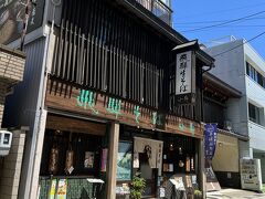 自宅から高山市までマイカーで4時間ほどで到着。
昼食に立ち寄った蕎麦屋さん
駐車場は無いけど、高山駅から歩いてすぐです。
