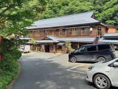 ちょっと下がってあるのが湯治屋です。湯治屋は大沢温泉の目玉の旅館です。時代を感じさせる建物で、風情があります。ペイペイが使えるのにはビックリしました。