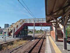 この半田駅には明治43年11月に設置された全国で最も古い跨線橋があったのですが、駅舎の高架化により解体撤去中(2022年6/29の様子です)。しかし工事完了後に作られる駅前公園に移設、保存されるようです。やるな～半田市。