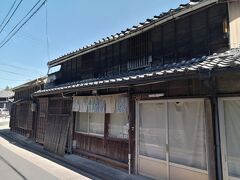 海道沿いの昔ながらのせんべい屋「米市商店」。閉店してしまったようです。残念。