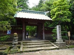 寿福寺。
鎌倉五山の第三位です。

山門不幸とのことで、境内は公開されていませんでした。