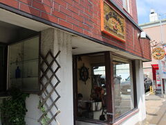 酷暑の中15分程歩いて着いたのが金沢でかなり有名だという東出珈琲店。外からも豆を挽くマシーンが見えてそそられます。