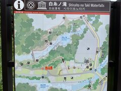 白糸ノ滝は世界遺産の構成要素の一つです。
駐車場からてくてく歩いて100段以上の階段を降りていくと
