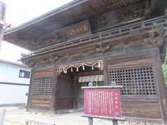 土佐一宮駅から歩いて20分程の
場所にある土佐神社へ来ました。

楼門(神光門)から拝殿へ行きます。

