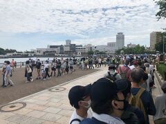 折り返しました…
横須賀線の電車が到着するたびに列が延びるようで、３.５重（２往復弱）になったのは見ました。
