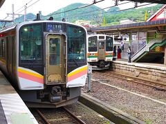 高崎でさらに乗り換えて水上へ。
群馬県内は霧雨が降っていたのですが、トンネルを抜け、新潟県に入ったら快晴。窓から日が射してきました。

列車は予定通り越後湯沢に到着しました。