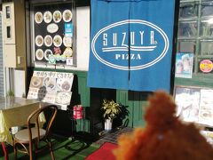 夜ご飯は地元で人気のスズヤ。
テイクアウト注文の電話がたくさん入っていて、少し待つとのこと。