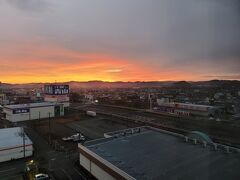 ２日目の朝６：３０頃、東の空をみると山の向こうに朝焼けが見えました。とは言えこの上空は厚い雲ですしこの日の天気は一日こんな感じという予報が出ています。山形は雪でこの予報があったので太平洋側を回る事にしたのもあるのですが、太平洋側も天気は良くはないです。さすがに雪の予報ではないですが・・・。
ちなみに山の向こうに海がありますが、大河原からは直接海を見る事は出来ないです。