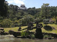 玄宮園からお城を見る。
玄宮園は、下屋敷（現　楽々園）に伴う後園として江戸時代前期に作庭された回遊式庭園。