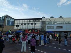 糸魚川駅でおまんた祭というお祭りが開催されてました。
おまんた：糸魚川の方言で「私達」という意味らしい。