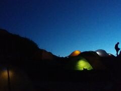 テン場のテントたち
テント場は２０００円。トイレ代込み。今はテント場の整備で外トイレがないため、燕山荘のトイレ使用可になっています。
水は、１L　２００円。