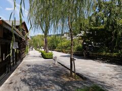 祇園白川
四条河原町から徒歩で少し。
花見小路より人が少なく、落ち着いた雰囲気です。
