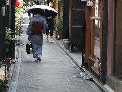 先斗町
歌舞練場から出てきた着物姿の女性。
観光客とは落ち着きが違います。