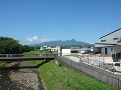 榛名山が異様な姿で横たわっています。